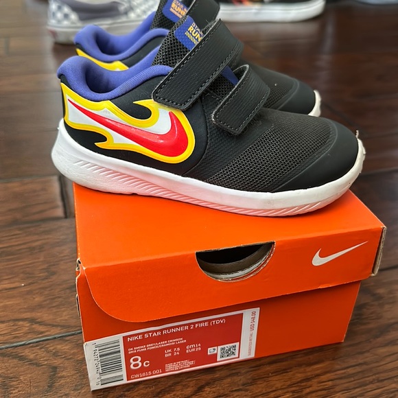 Like New NIKE Star Runner Fire Tennis Shoes - Picture 1 of 3